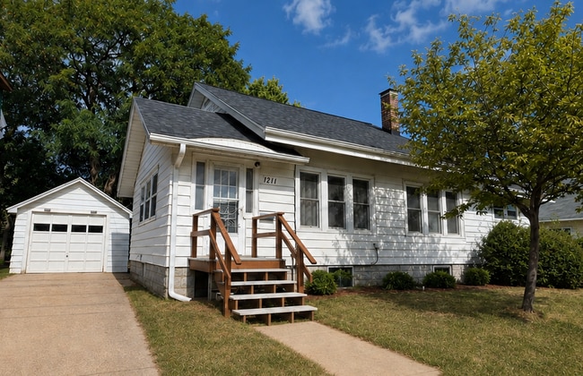 Building Photo - Charming 2 Bedroom Home with Sunroom, Hardwood Floors and River Views!