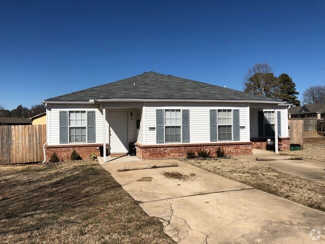Building Photo - 2 bedoom duplex close to the bypass Rental