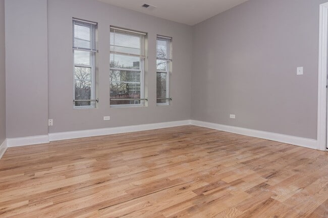 Building Photo - 848 W 61st St Unit 3 Rental