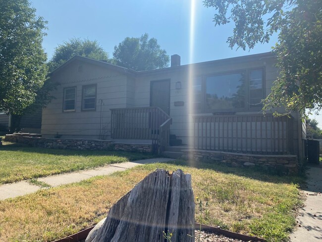 Building Photo - 4 BED | 1.5 BATH | HOME | CARPORT | WEST
