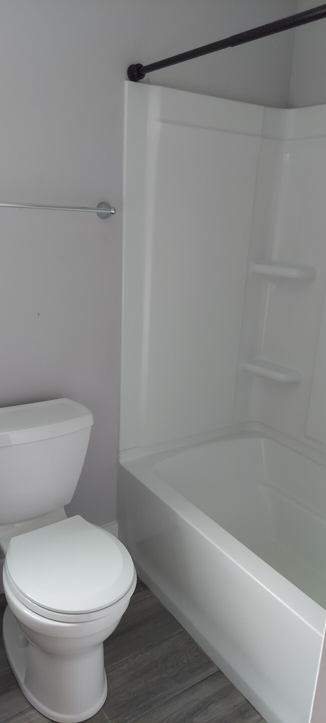 Hall bath - 907 Cherry Ln