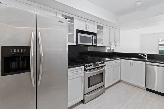 Building Photo - Luxury 2BR Penthouse in Coconut Grove | 1.5 Bath | Prime Miami Location