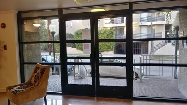 Vestíbulo de la puerta principal - 4430 Noble Ave Unidad 104