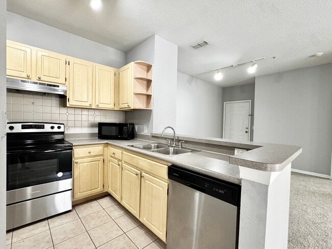 Photo - Renovated 2/2 Condo located in Visconti! - New Carpet