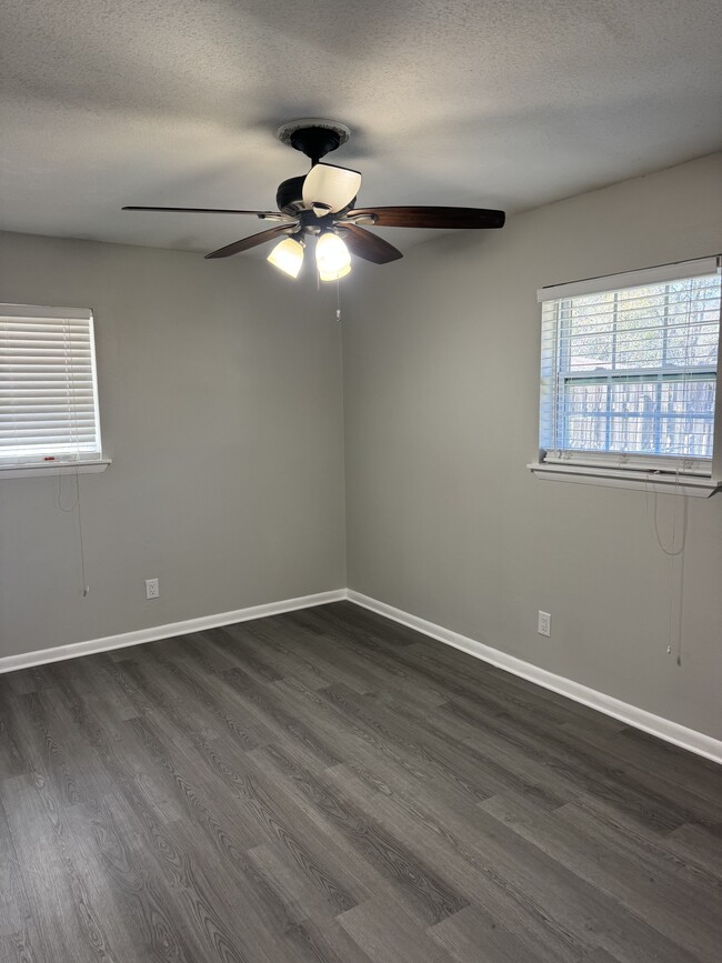 Building Photo - 915 Latil St