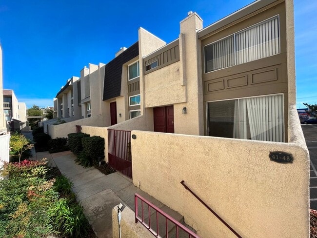 Building Photo - READY FOR MOVE-IN! 2+2.5 w/bonus room + al...