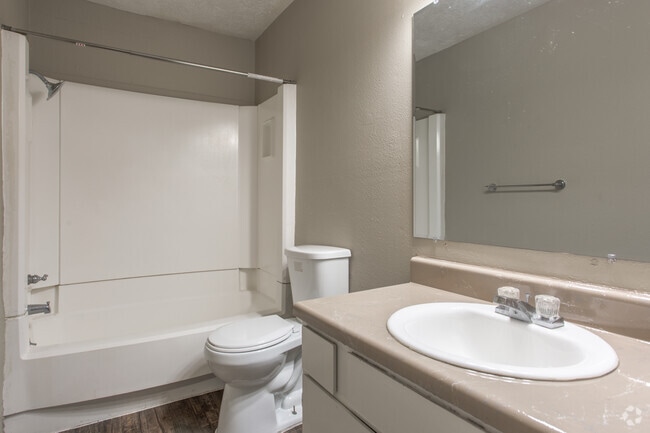 2 BR, 1 BA - 793 SF - B2
