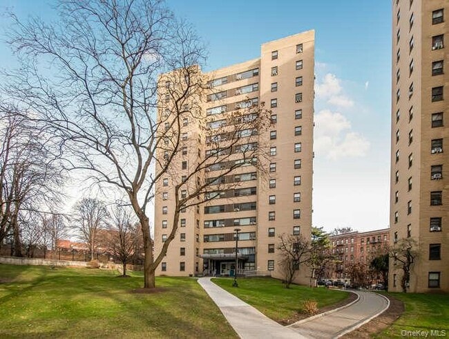 Building Photo - 6 Fordham Hill Oval Unit 15F