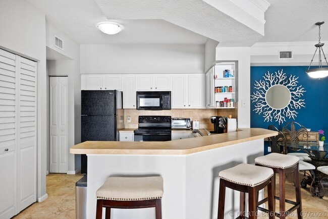 Photo - 3303 Myrtlewood Cir E