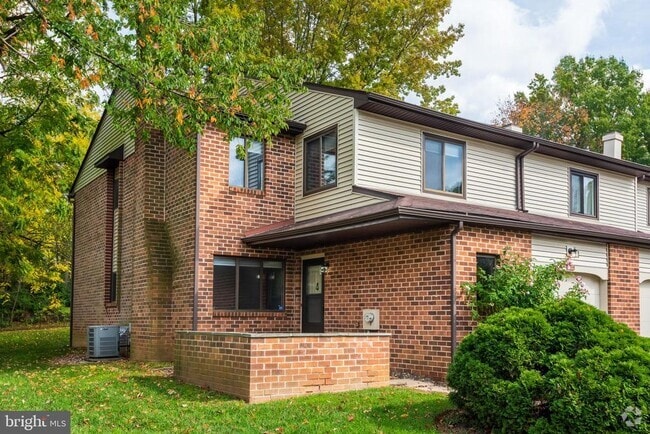 Building Photo - 201 Fairfax Ct Rental