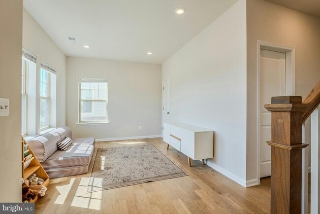 Photo - 813 Sawback Sq NE