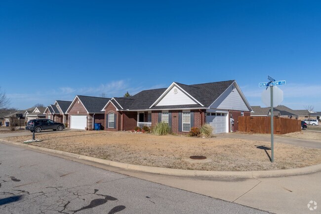 Building Photo - Gorgeous 3 bedroom 2 bath Brick Home with ...