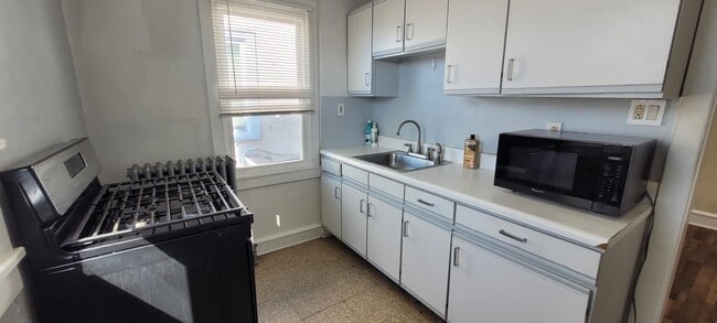 Building Photo - 302 Burmont Rd Unit 1