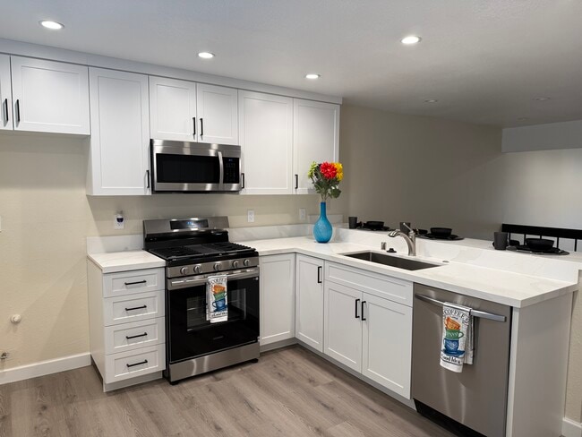 Brand new kitchen cabinets and new stainless steel appliances - 22271 Erwin St Casa Adosada