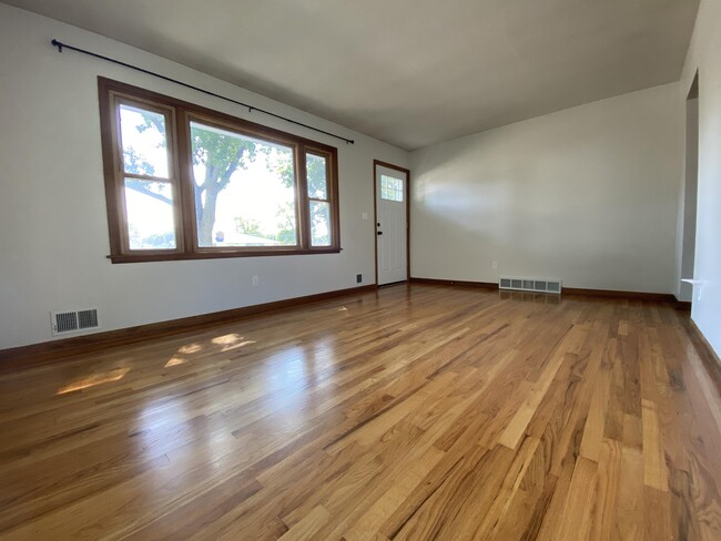 Photo - 1863-17 1/2 17 1/2 St NW