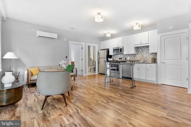 200 W 10th St