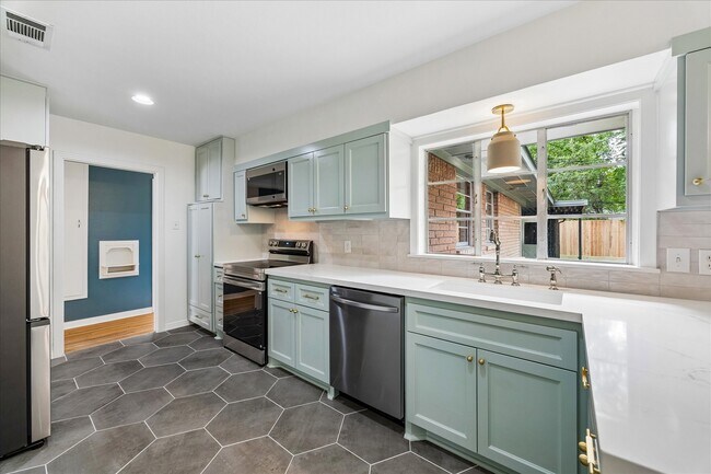 Photo - 2203 Bron Holly Dr