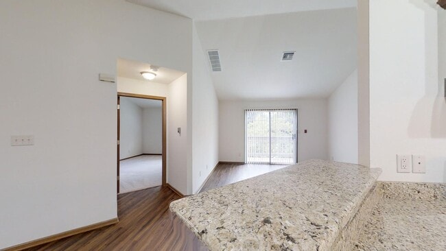 Photo - RENOVATED Condo Style Upper 2 Bedroom 2 Bathroom Apartment is Available Unidad 14326