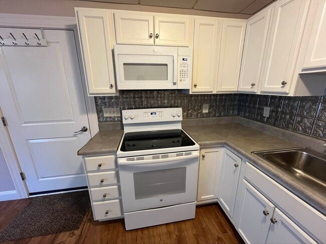 Building Photo - Studio Apartment in Dalton Unit #6