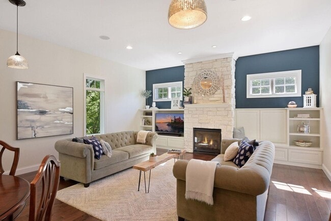 Building Photo - Luxury Living in Minnetonka – 6BR Home in Prime  Location