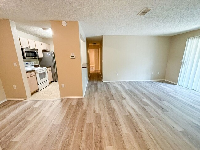 Building Photo - Windsor Park #523 - Pet Friendly!