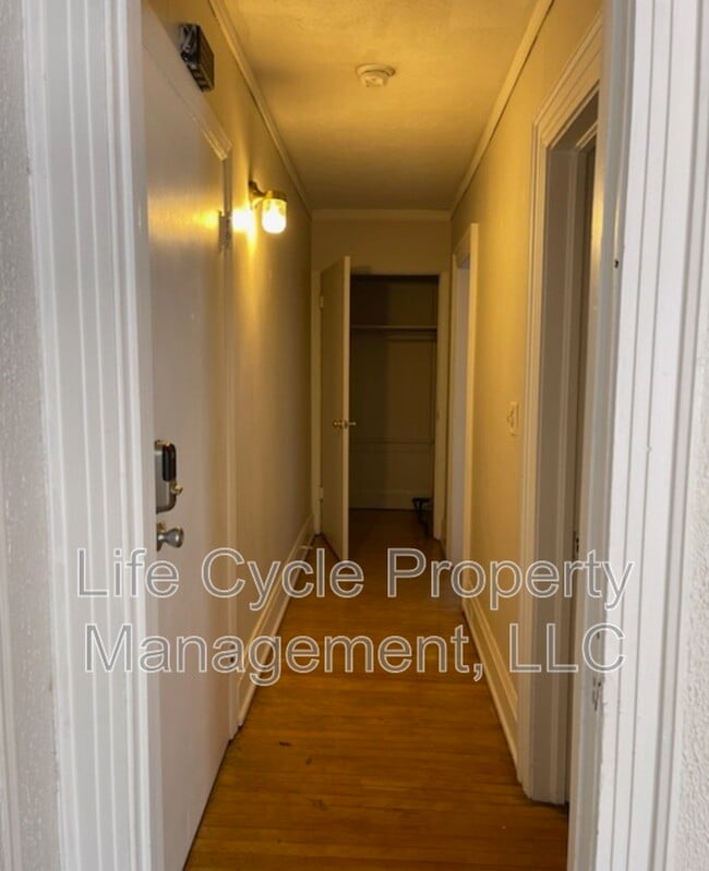 Photo - 548 Fulton St E