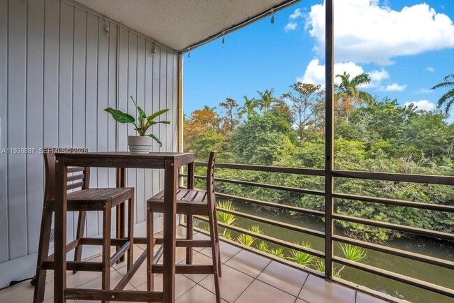 Photo - 105 Royal Pk Dr Unidad 3B