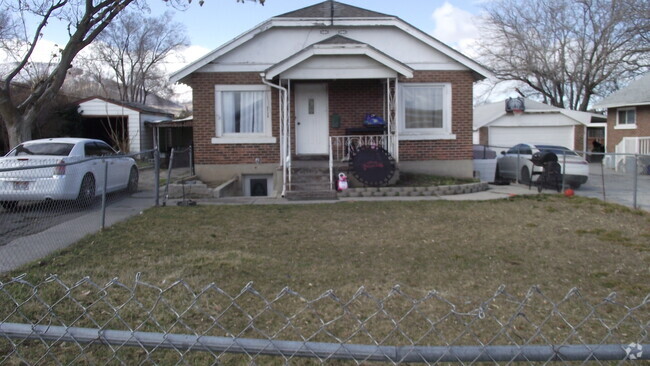 Building Photo - 3174 S Broadway St Unit down 7700 Rental