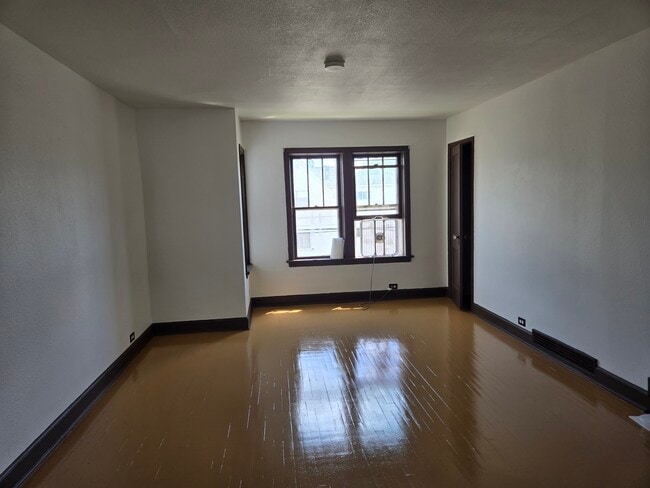 Building Photo - 1101 6th St W Unit 2nd floor  4