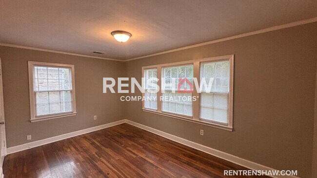 Photo - 899 Chatwood St