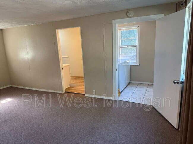 Photo - 538 Spencer St NE Unit 1