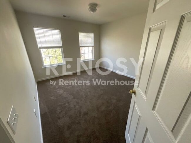 Building Photo - Welcoming 3-bedroom, 2.5-bath home