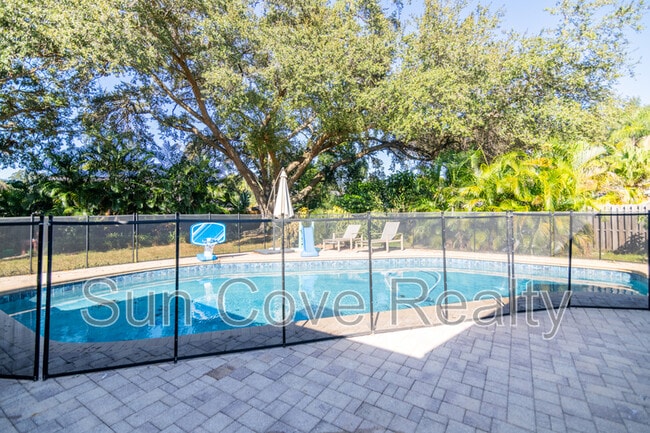 Photo - 915 Woodleaf Way