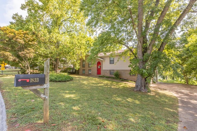 Building Photo - 1833 Bay Hill Dr Rental