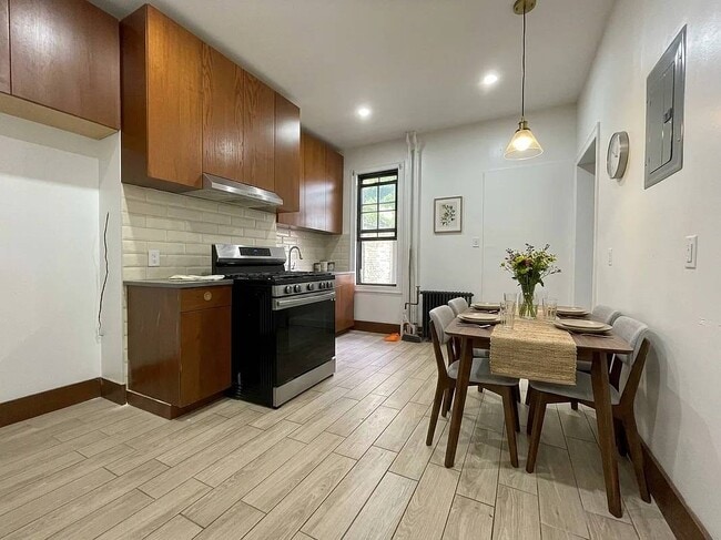 1639 DeKalb Ave Unit Extra Large