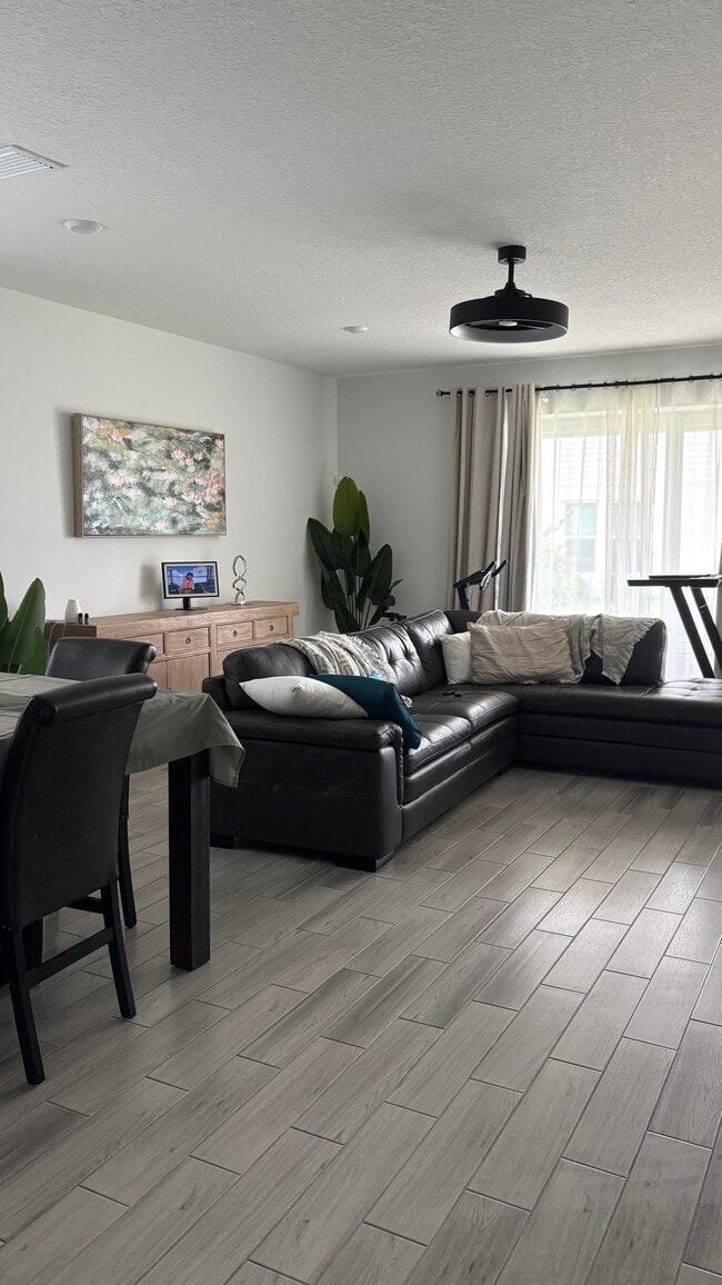 Building Photo - 500 SE Ranch Oak Cir