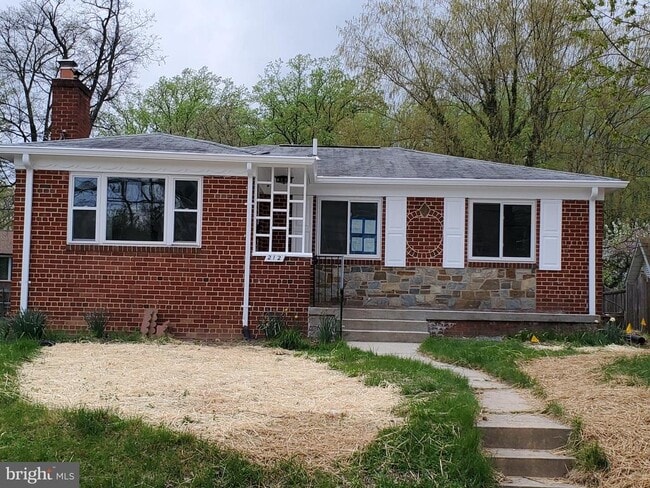 Photo - 212 N Van Buren St House