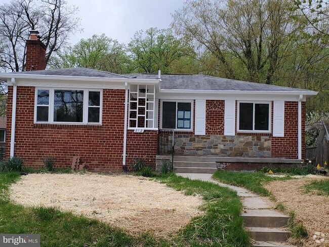 Building Photo - 212 N Van Buren St Rental