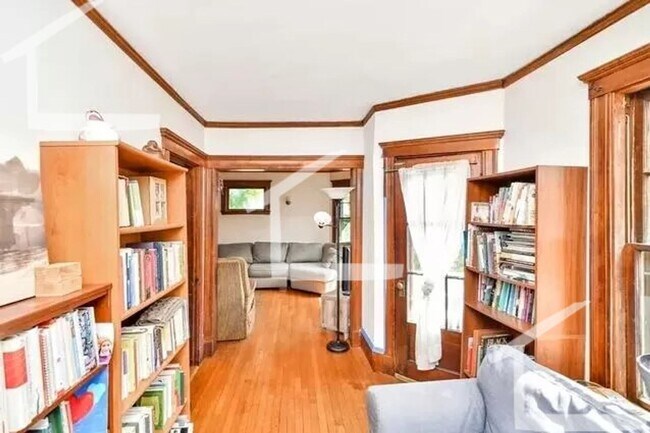 Photo - 105 Colbourne Crescent