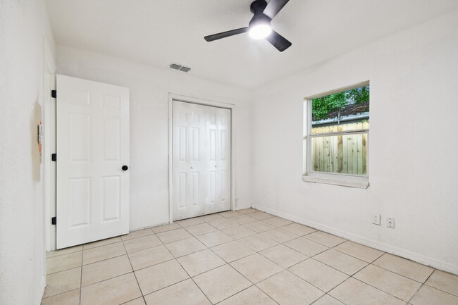 A 2/1 900 sqft - 3320 W Kathleen St Unit A