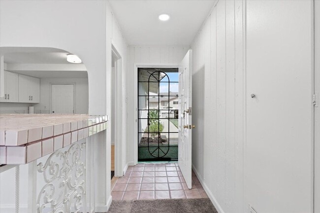 858 Ashfield Ave