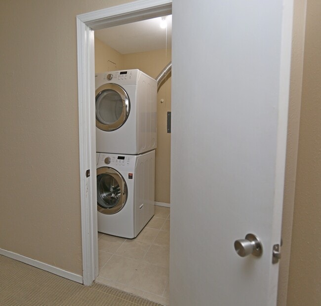 Building Photo - 7727 Meadow Park Dr Unit 111