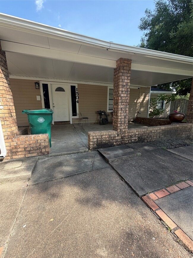Photo - 1504 Lawrence Ave