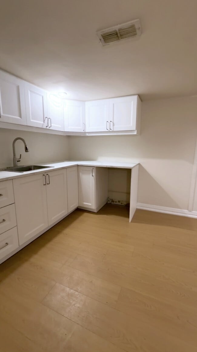 Photo - 221 Maplegrove Av