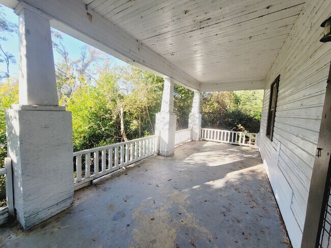 Photo - PRIVATE & Spacious 2/1 SE House on 1 Acre w/ Wood Floors, Washer/Dryer, & Screened Porch! Avail N...
