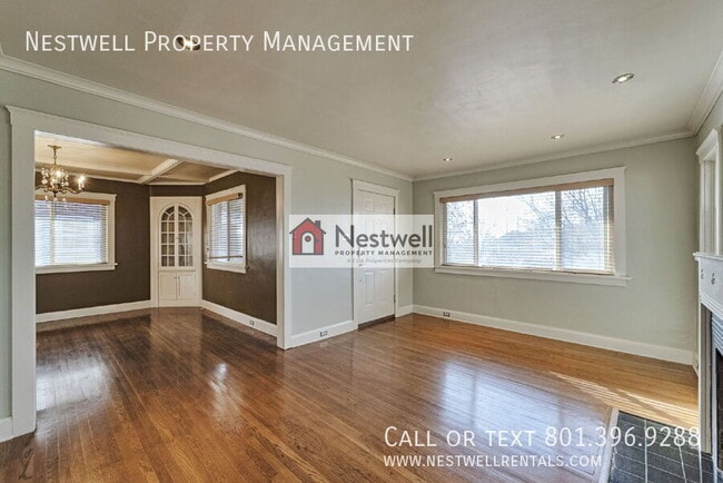 Photo - 2471 Douglas St