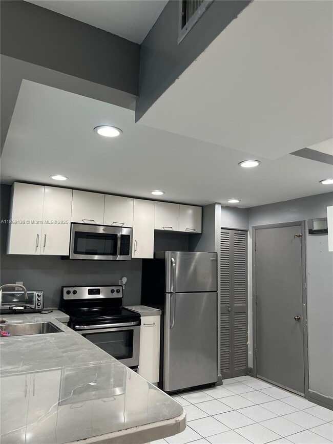 Building Photo - 1710 NE 191st St Unit 100-3 Rental