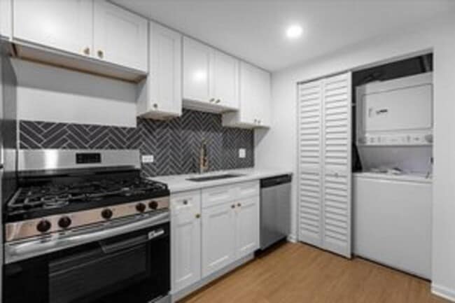 Building Photo - 1313 W Chicago Ave Unit #  01R