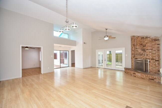 Photo - 15803 Lakedale Dr