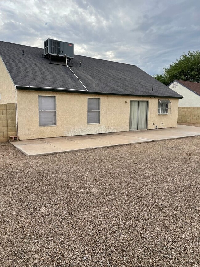 Building Photo - Charming 3 bed 2 bath single level home wi...